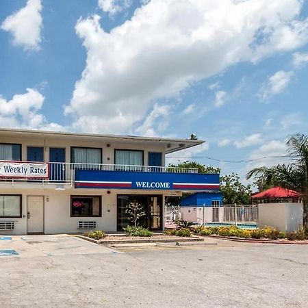 Quality Inn & Suites Victoria East Экстерьер фото