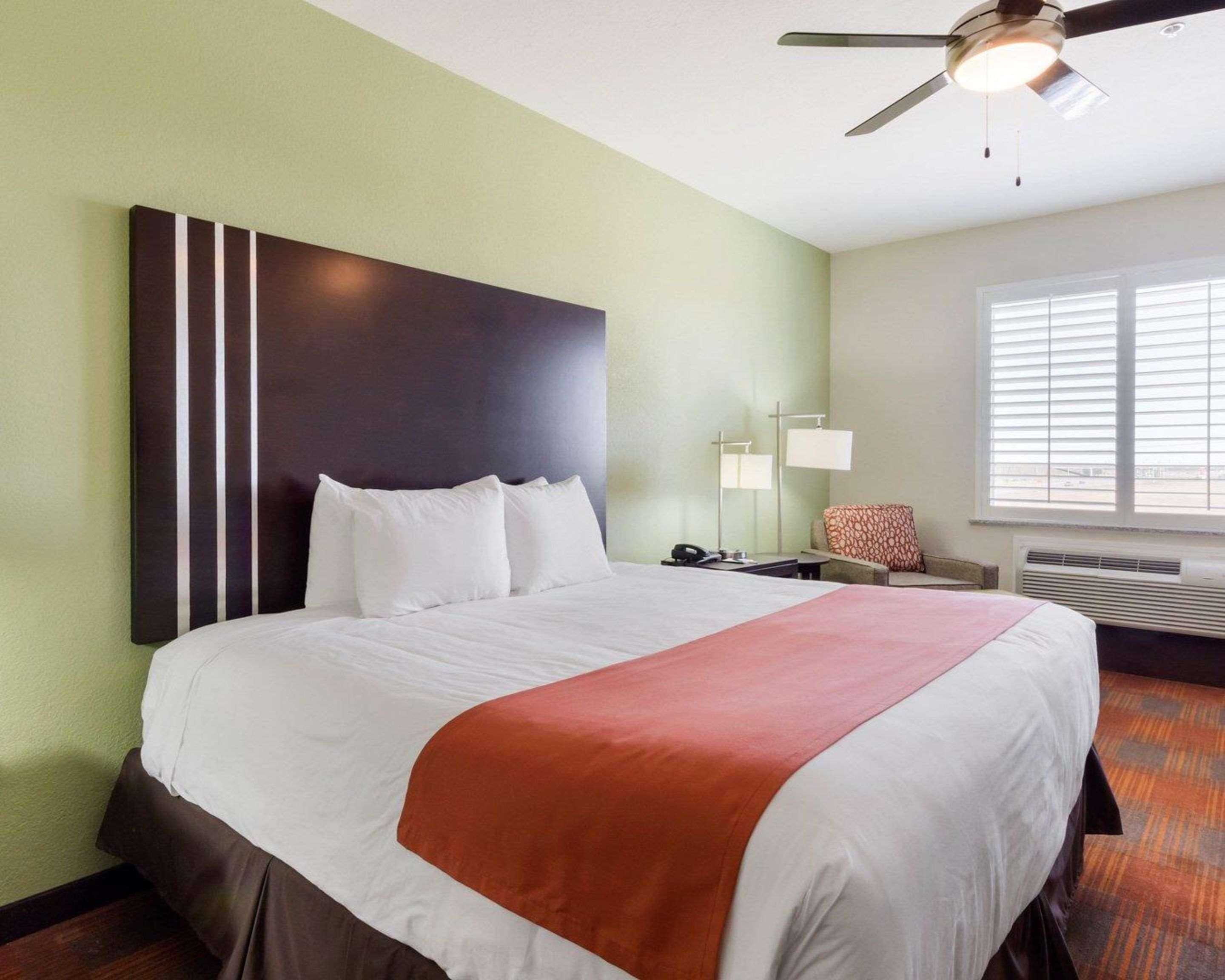 Quality Inn & Suites Victoria East Экстерьер фото