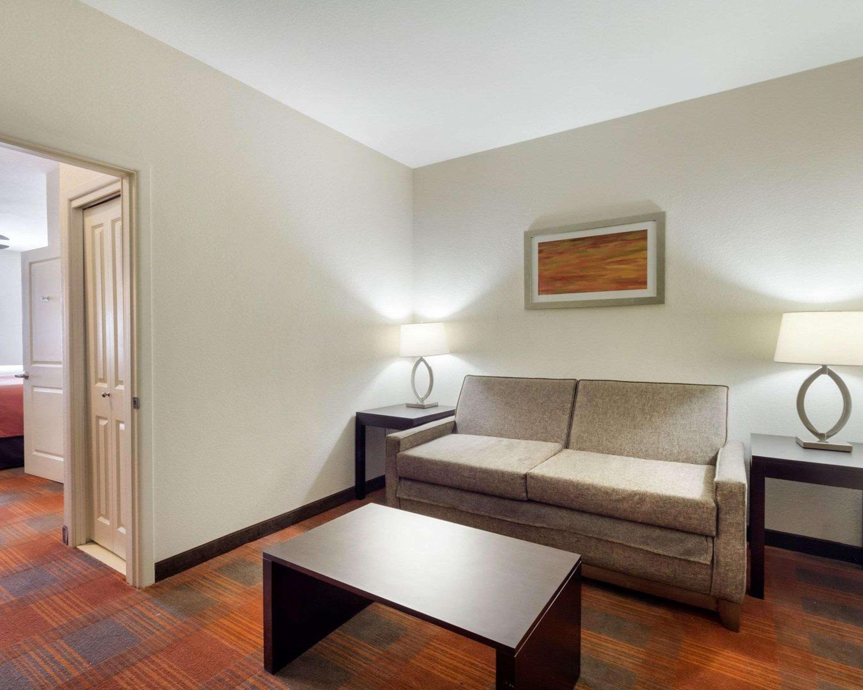 Quality Inn & Suites Victoria East Экстерьер фото