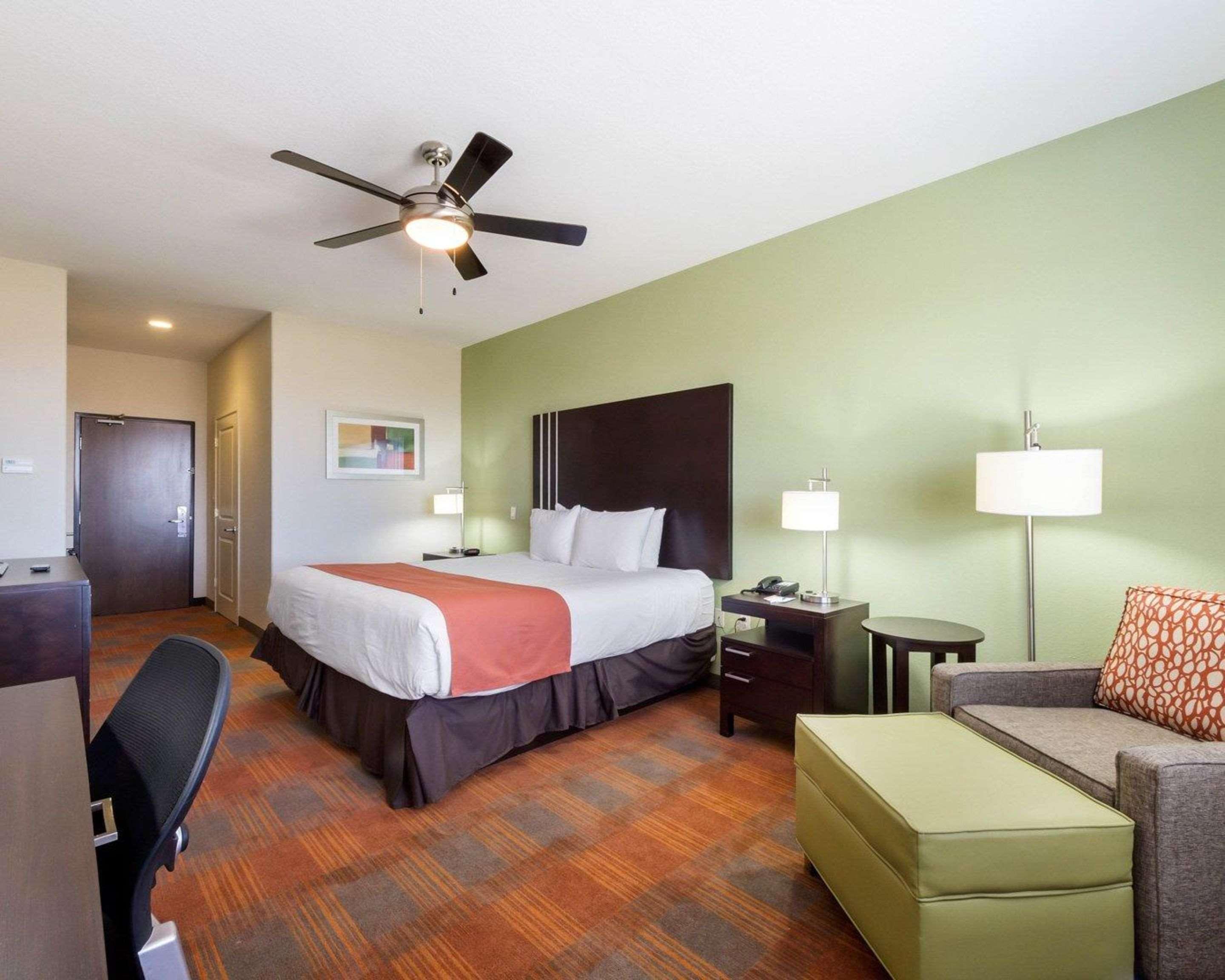 Quality Inn & Suites Victoria East Экстерьер фото