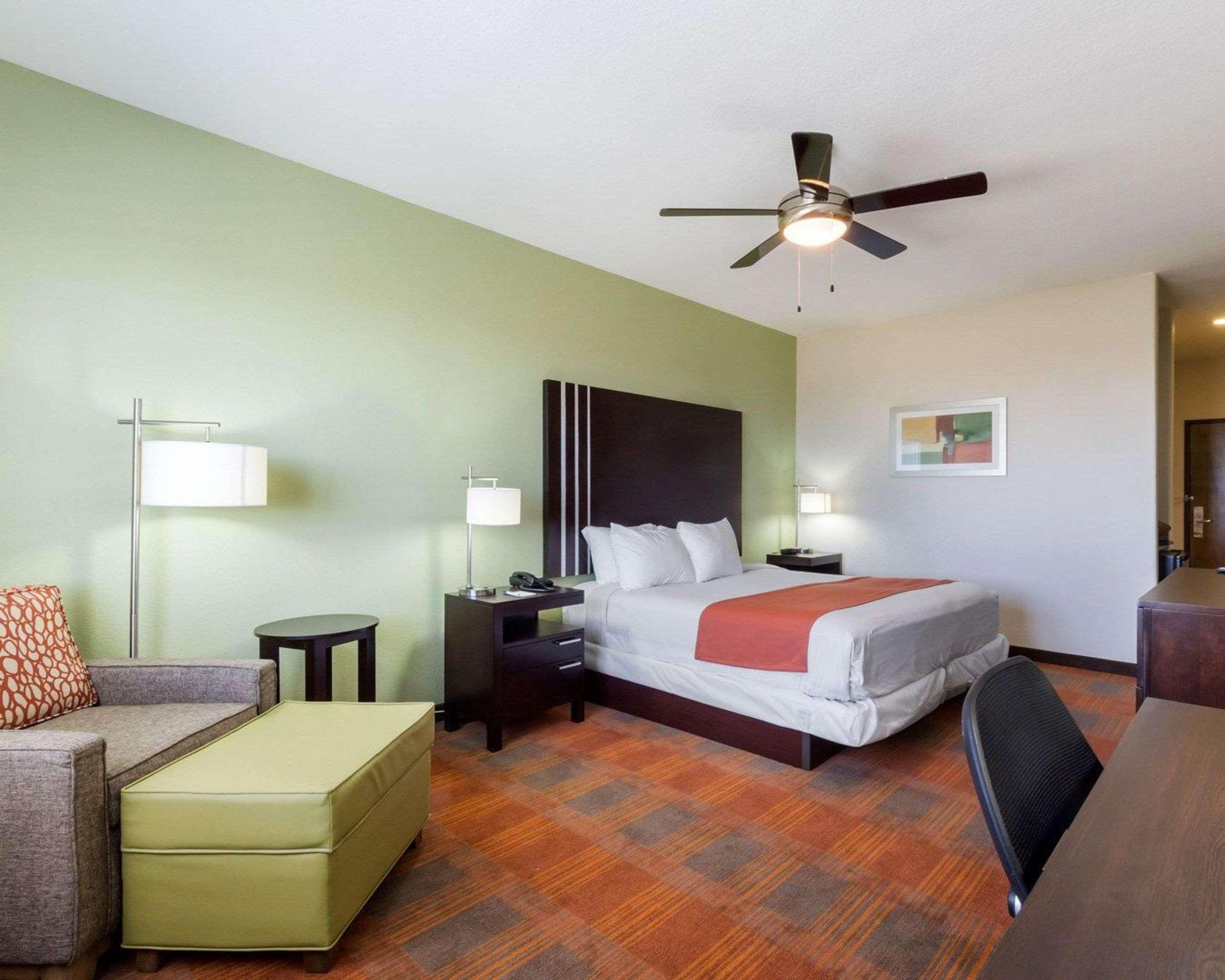 Quality Inn & Suites Victoria East Экстерьер фото