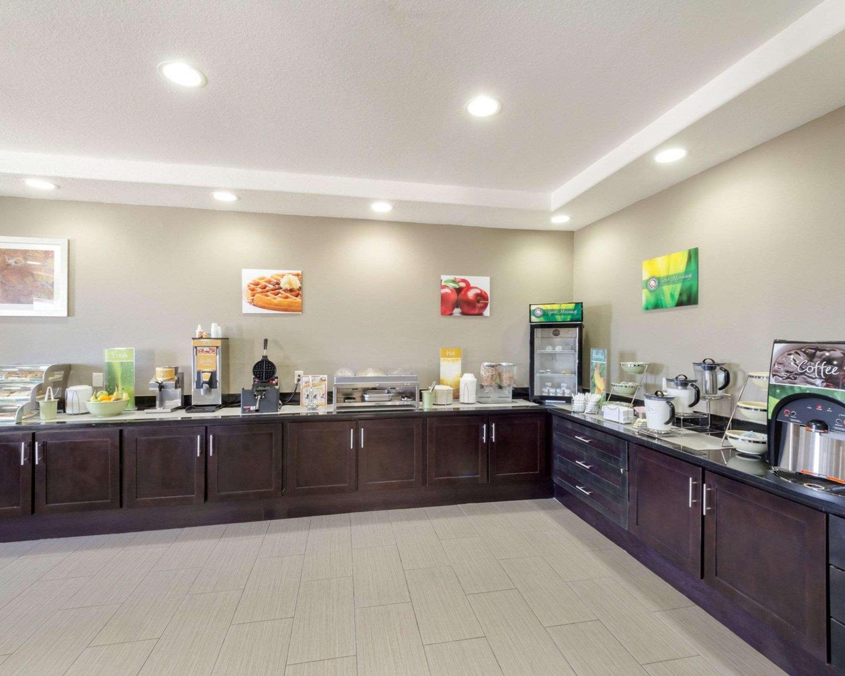 Quality Inn & Suites Victoria East Экстерьер фото