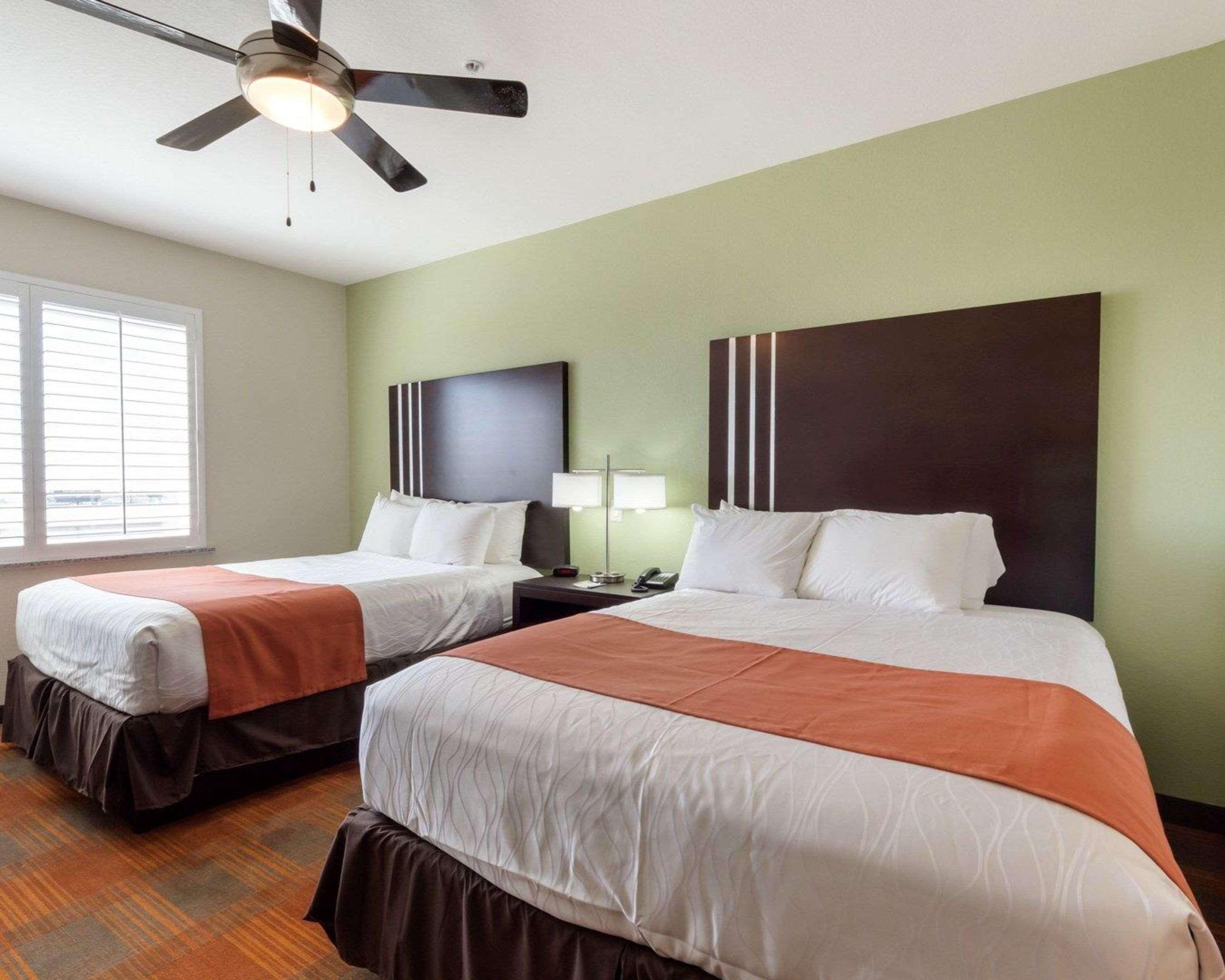 Quality Inn & Suites Victoria East Экстерьер фото
