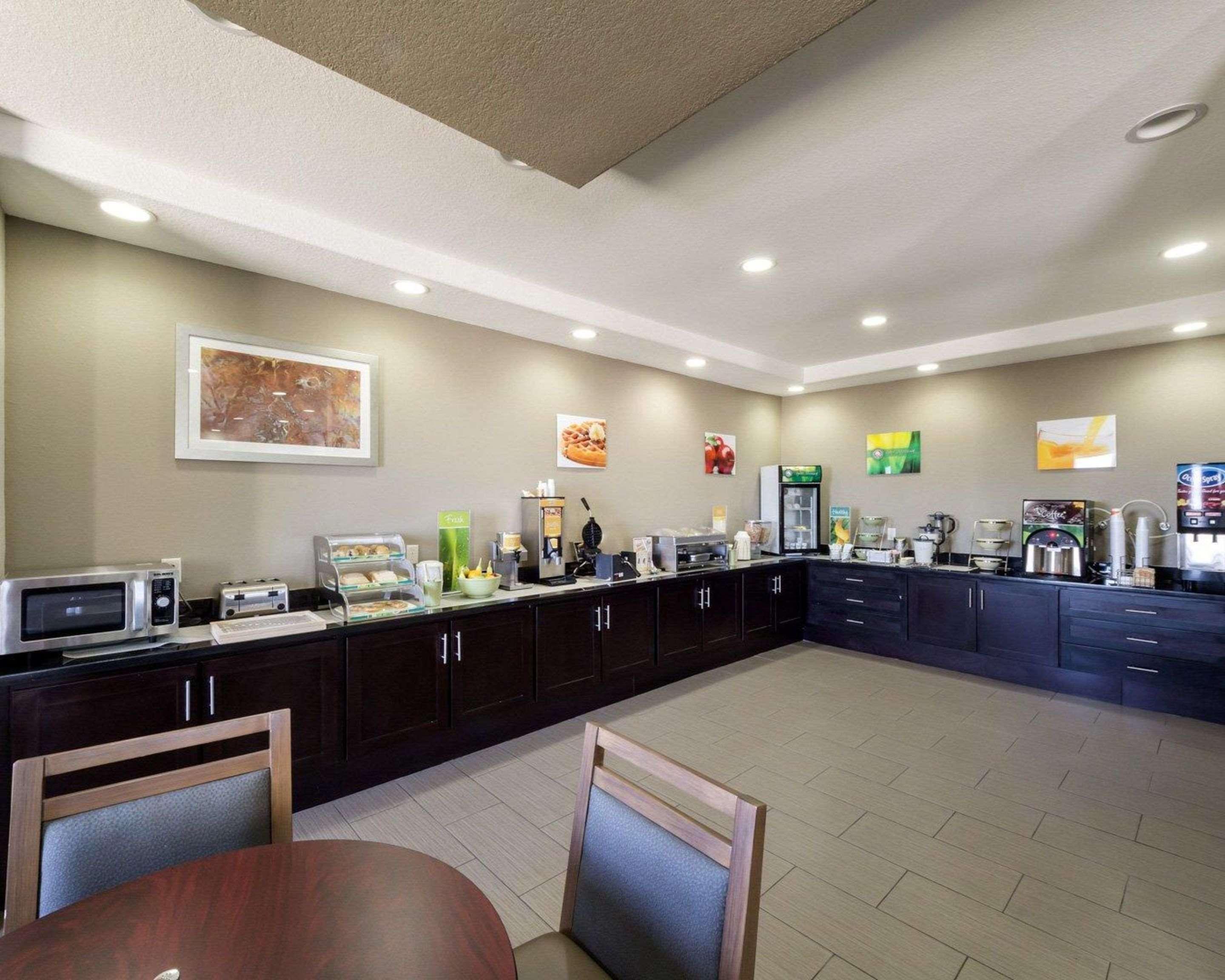 Quality Inn & Suites Victoria East Экстерьер фото