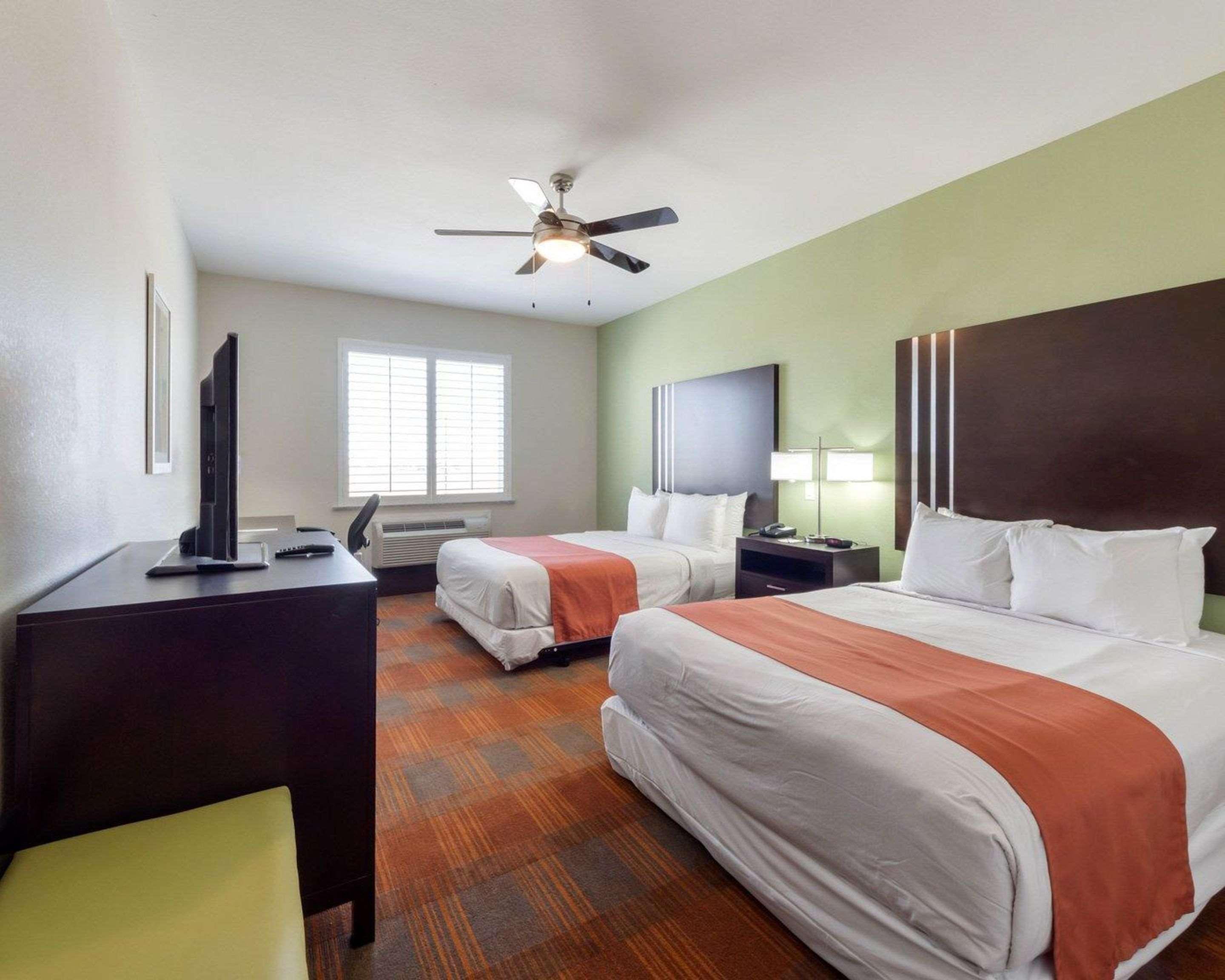 Quality Inn & Suites Victoria East Экстерьер фото