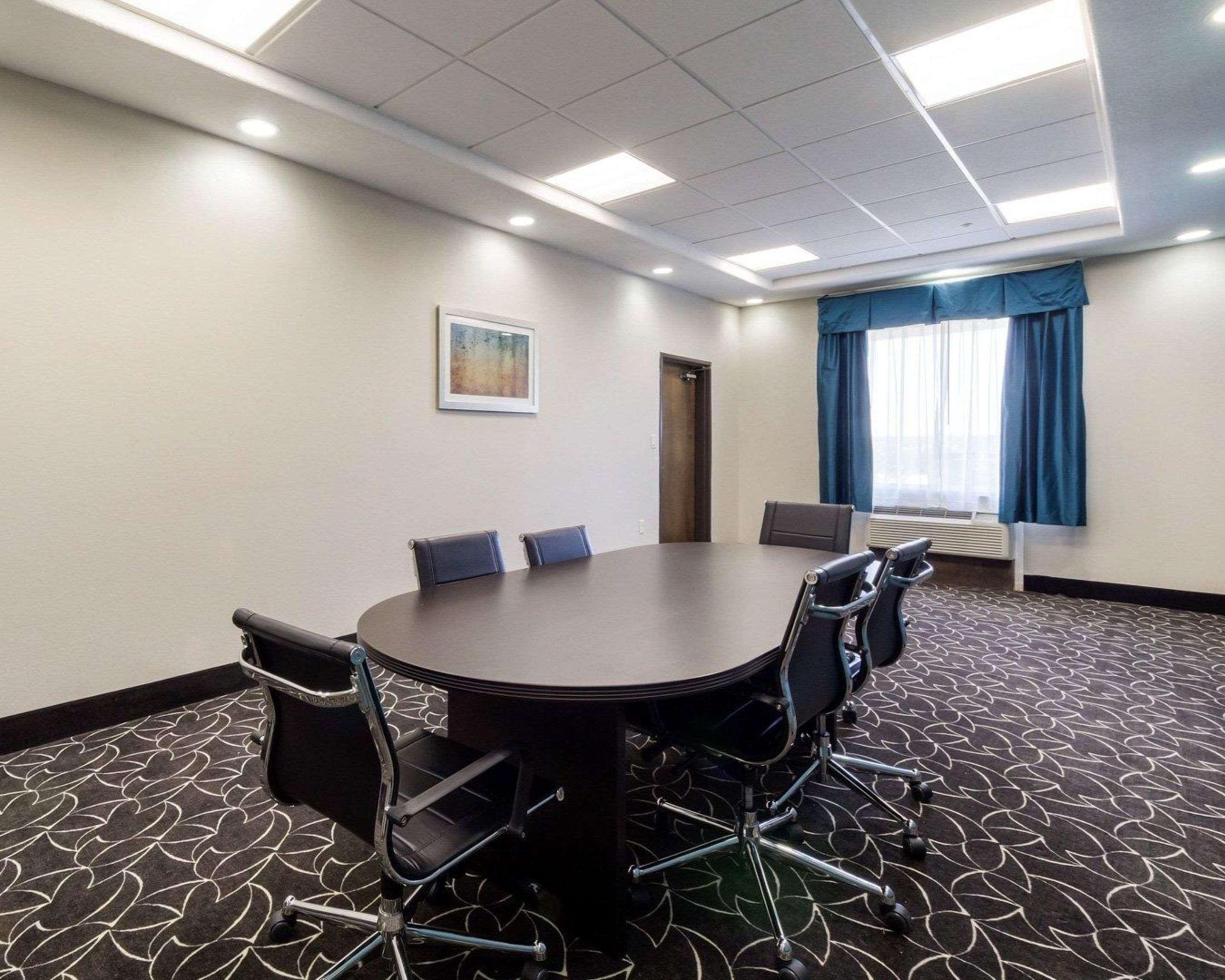 Quality Inn & Suites Victoria East Экстерьер фото