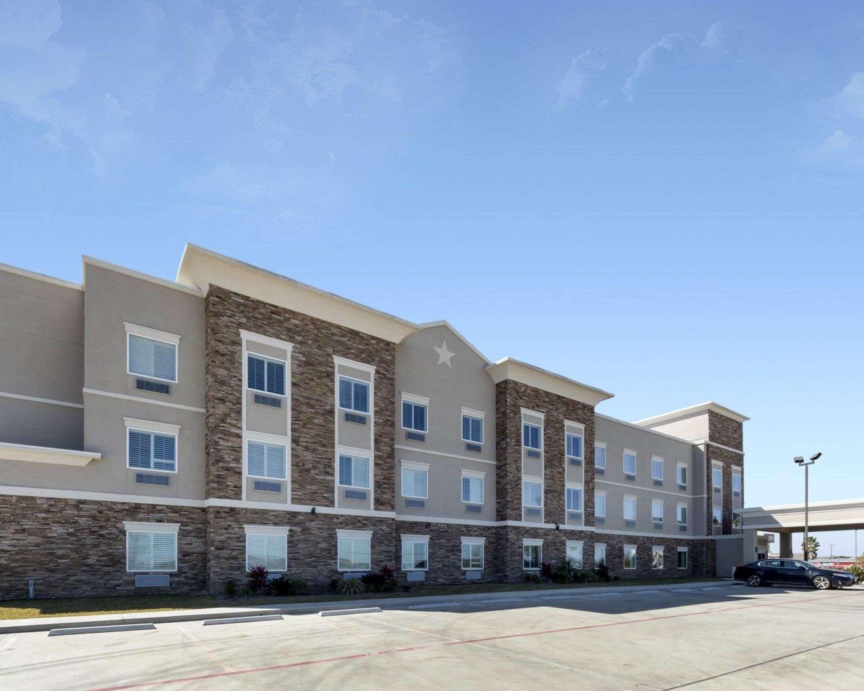 Quality Inn & Suites Victoria East Экстерьер фото