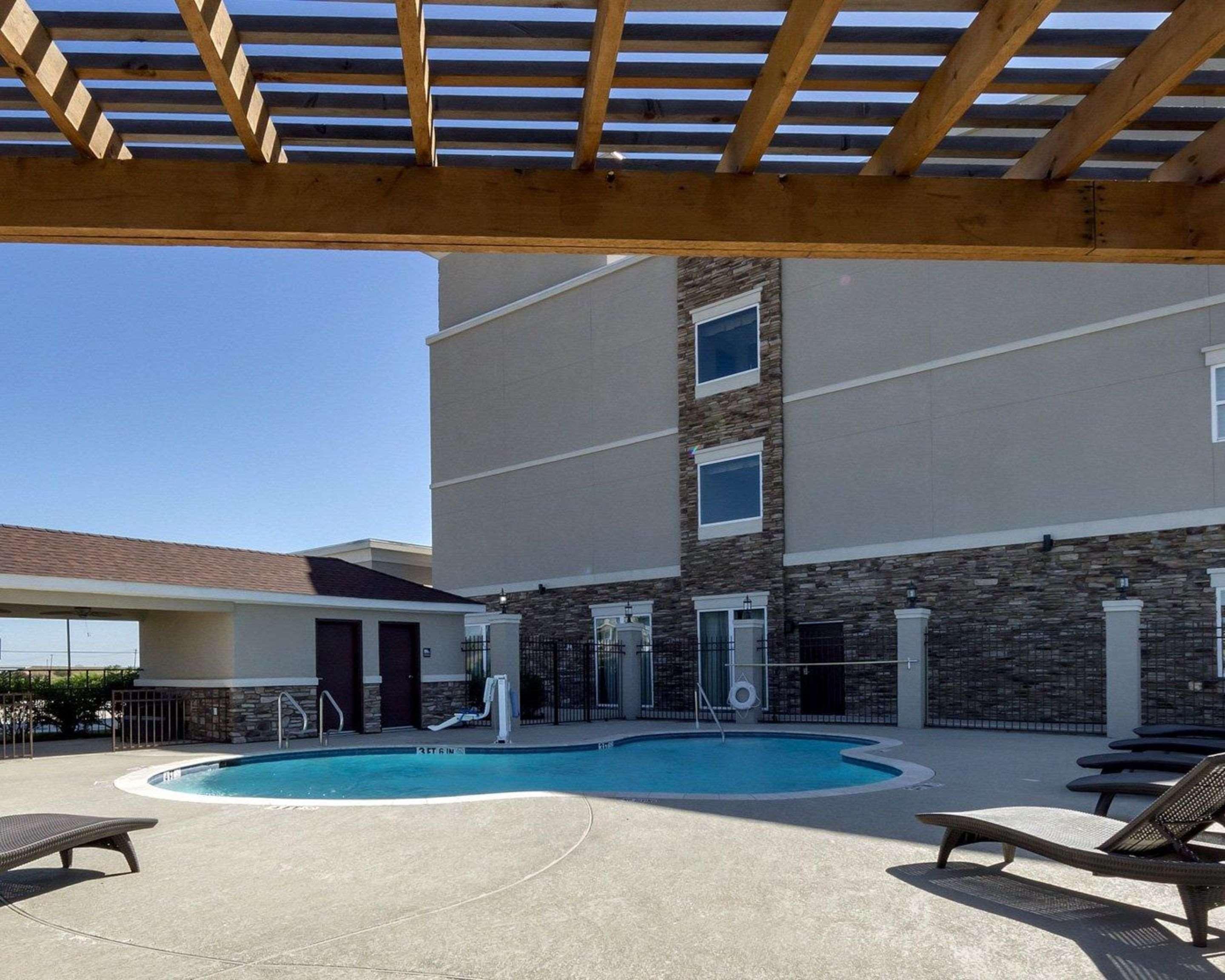 Quality Inn & Suites Victoria East Экстерьер фото