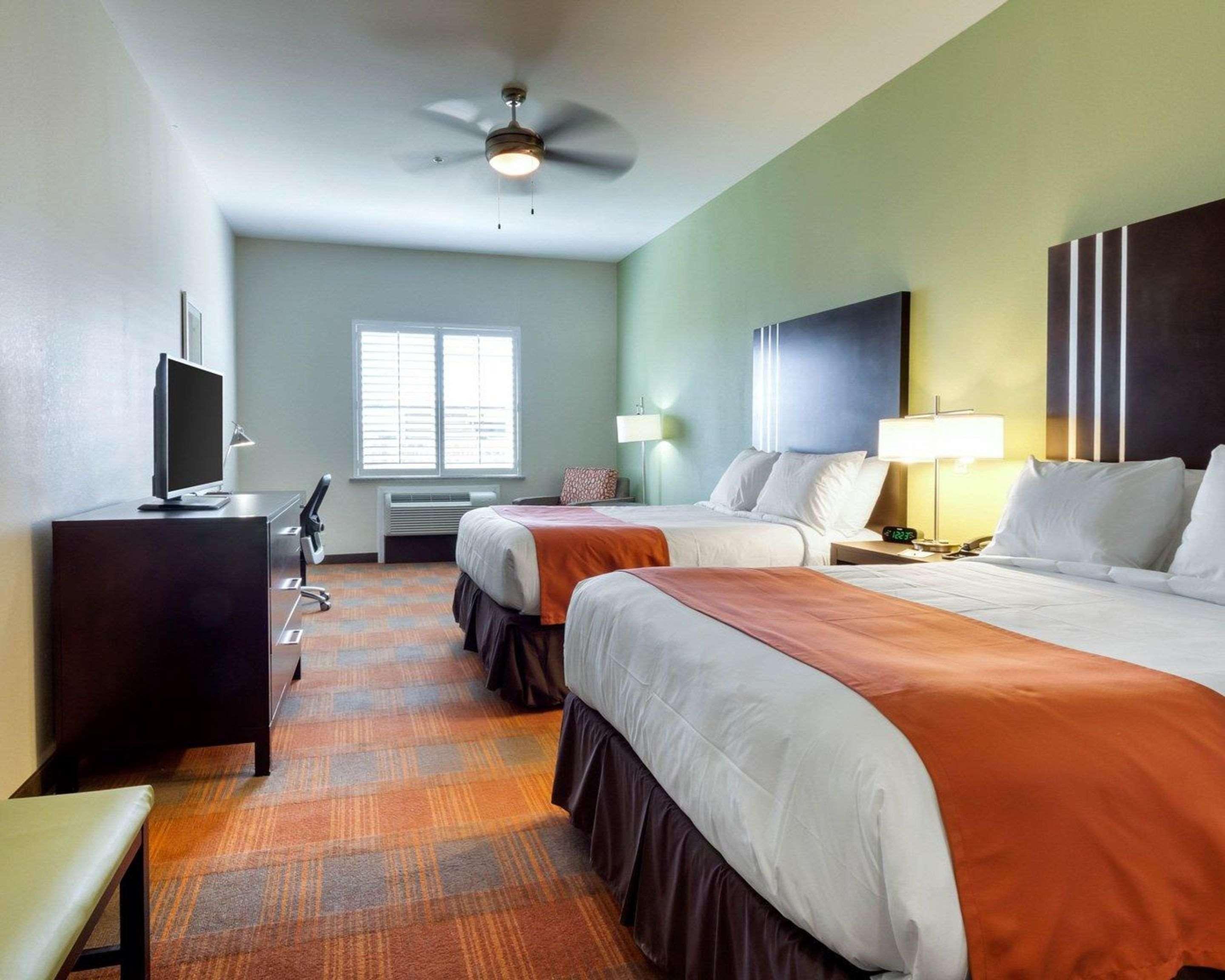 Quality Inn & Suites Victoria East Экстерьер фото