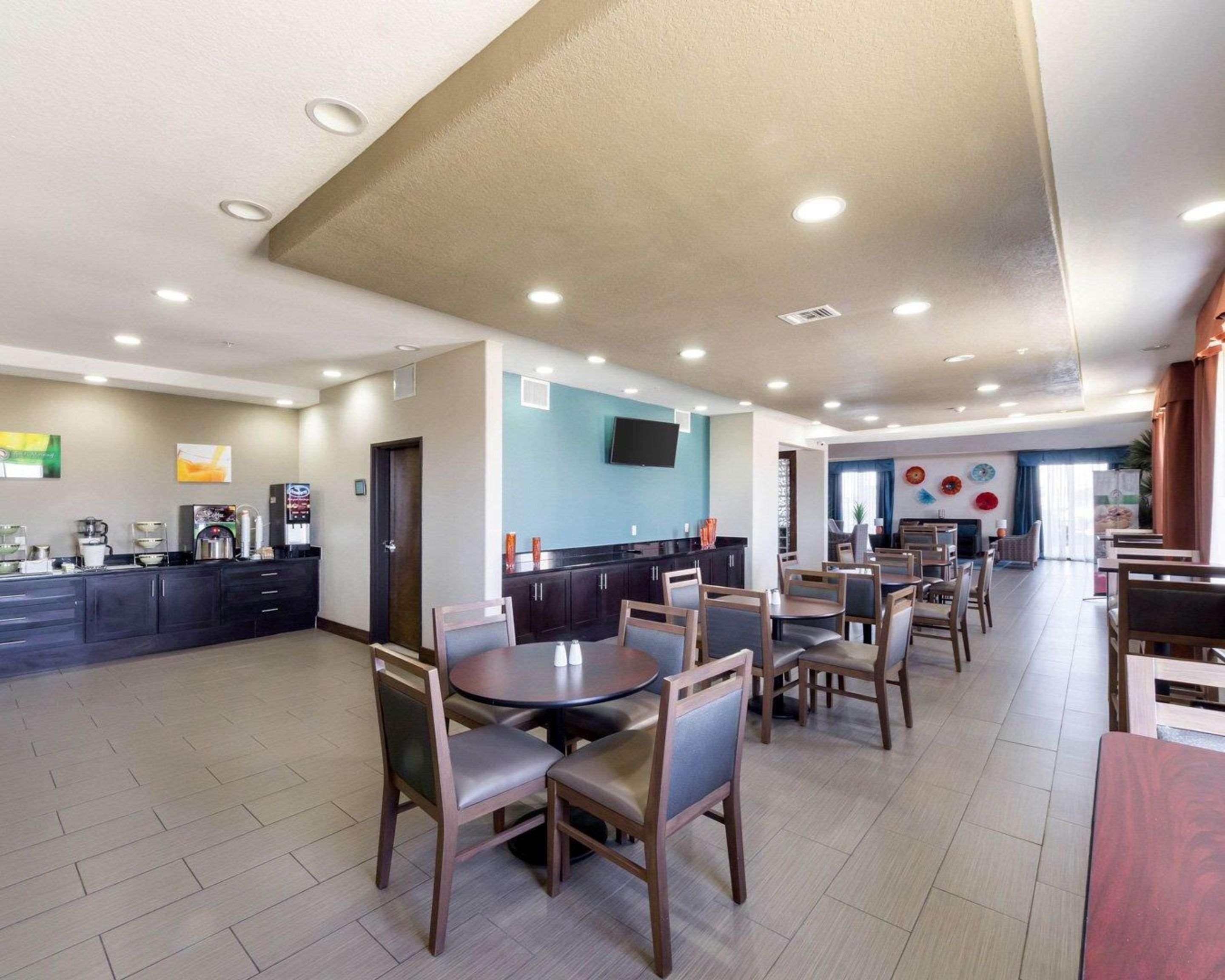 Quality Inn & Suites Victoria East Экстерьер фото
