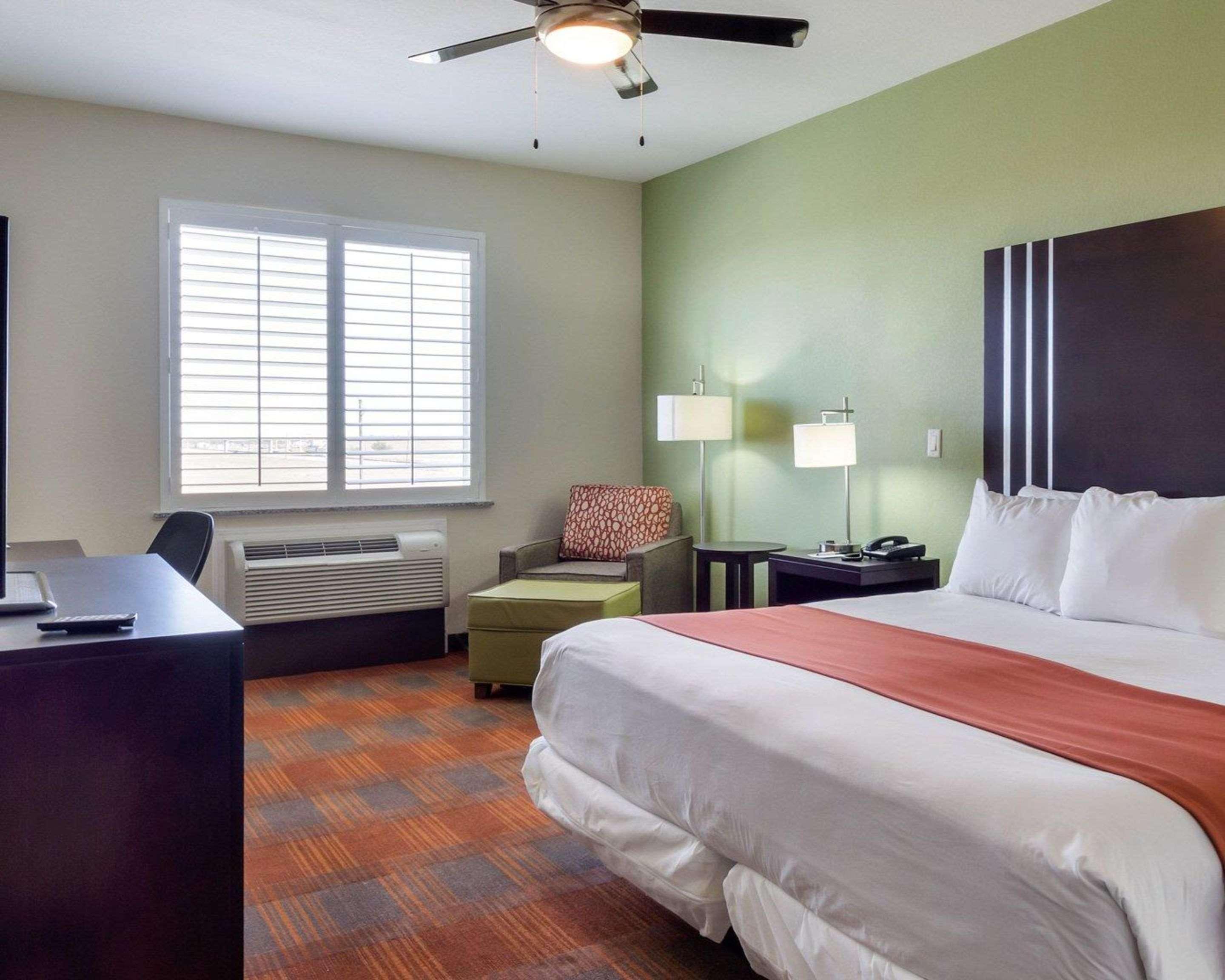 Quality Inn & Suites Victoria East Экстерьер фото