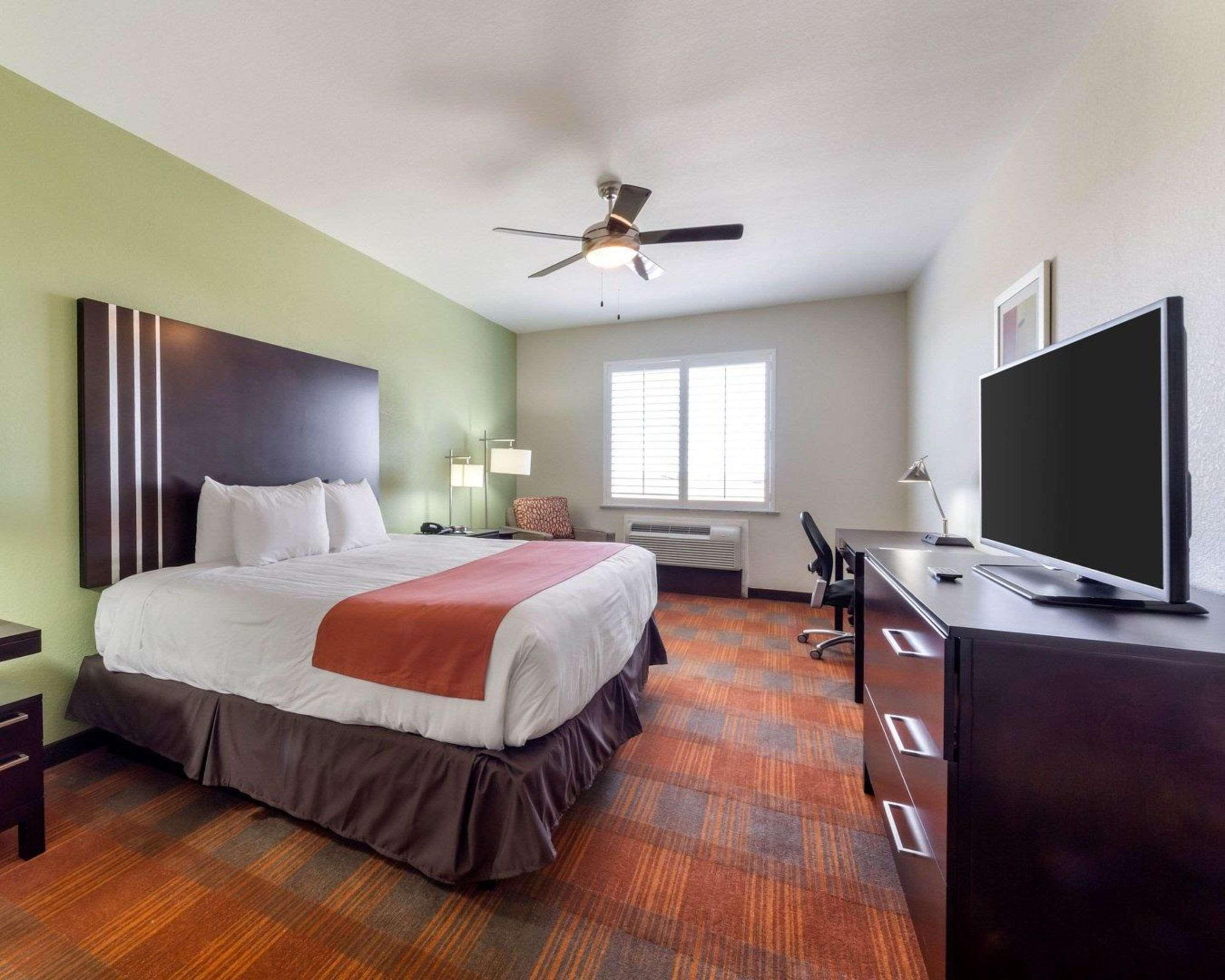 Quality Inn & Suites Victoria East Экстерьер фото