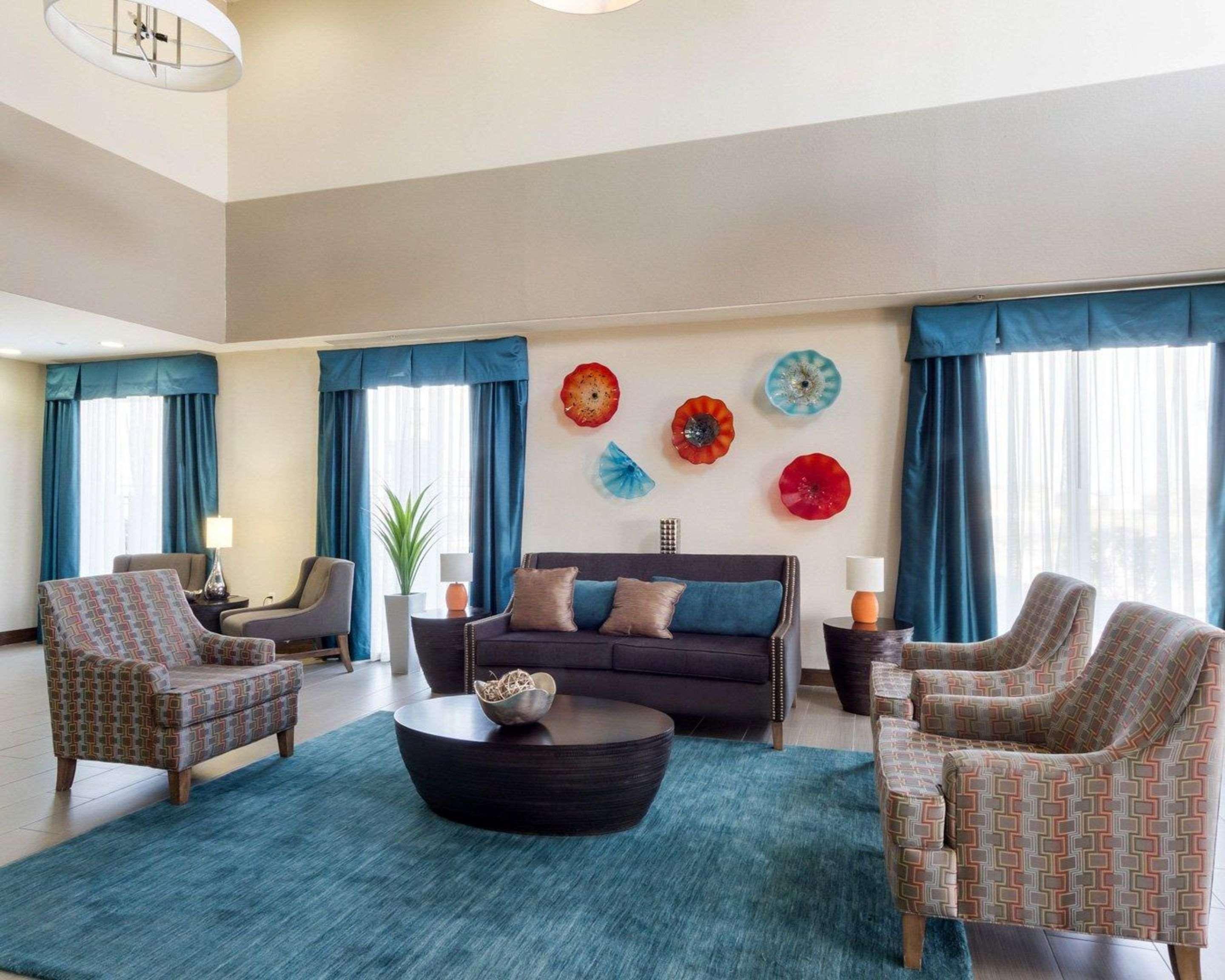 Quality Inn & Suites Victoria East Экстерьер фото