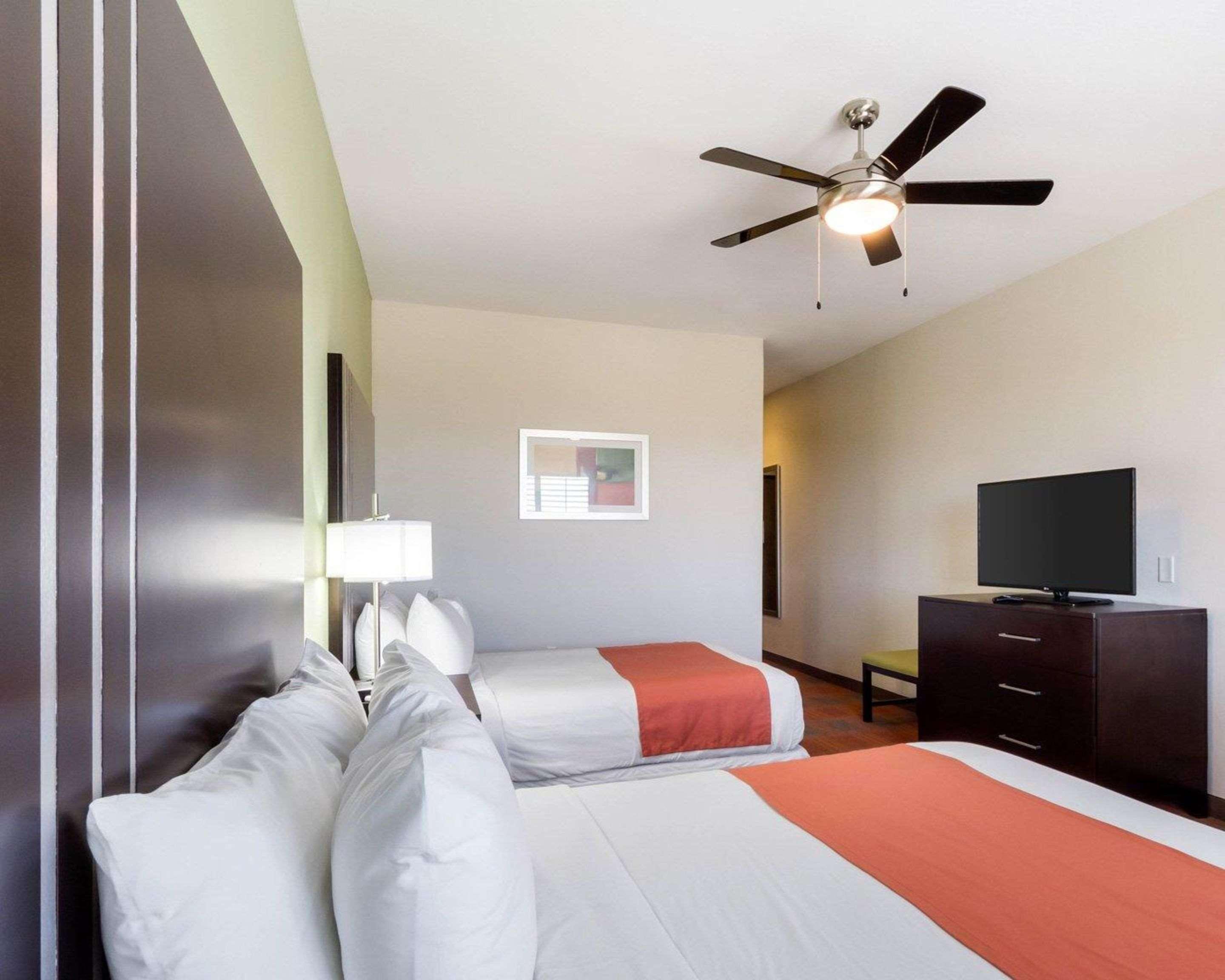Quality Inn & Suites Victoria East Экстерьер фото