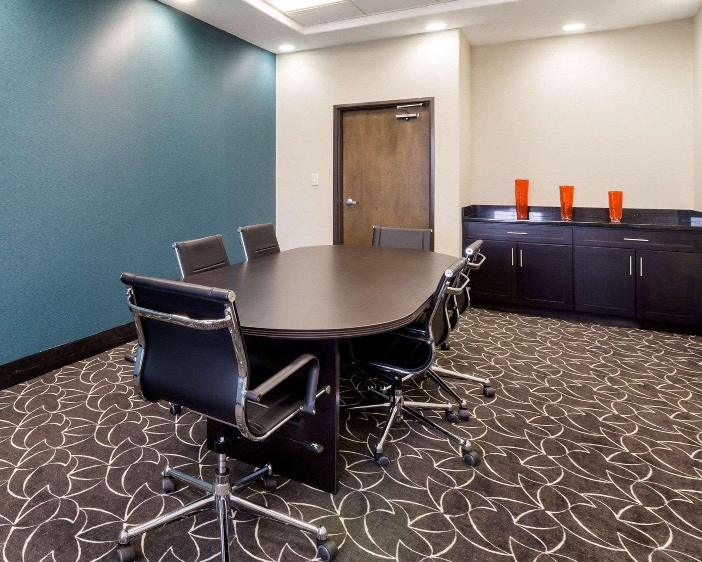 Quality Inn & Suites Victoria East Экстерьер фото