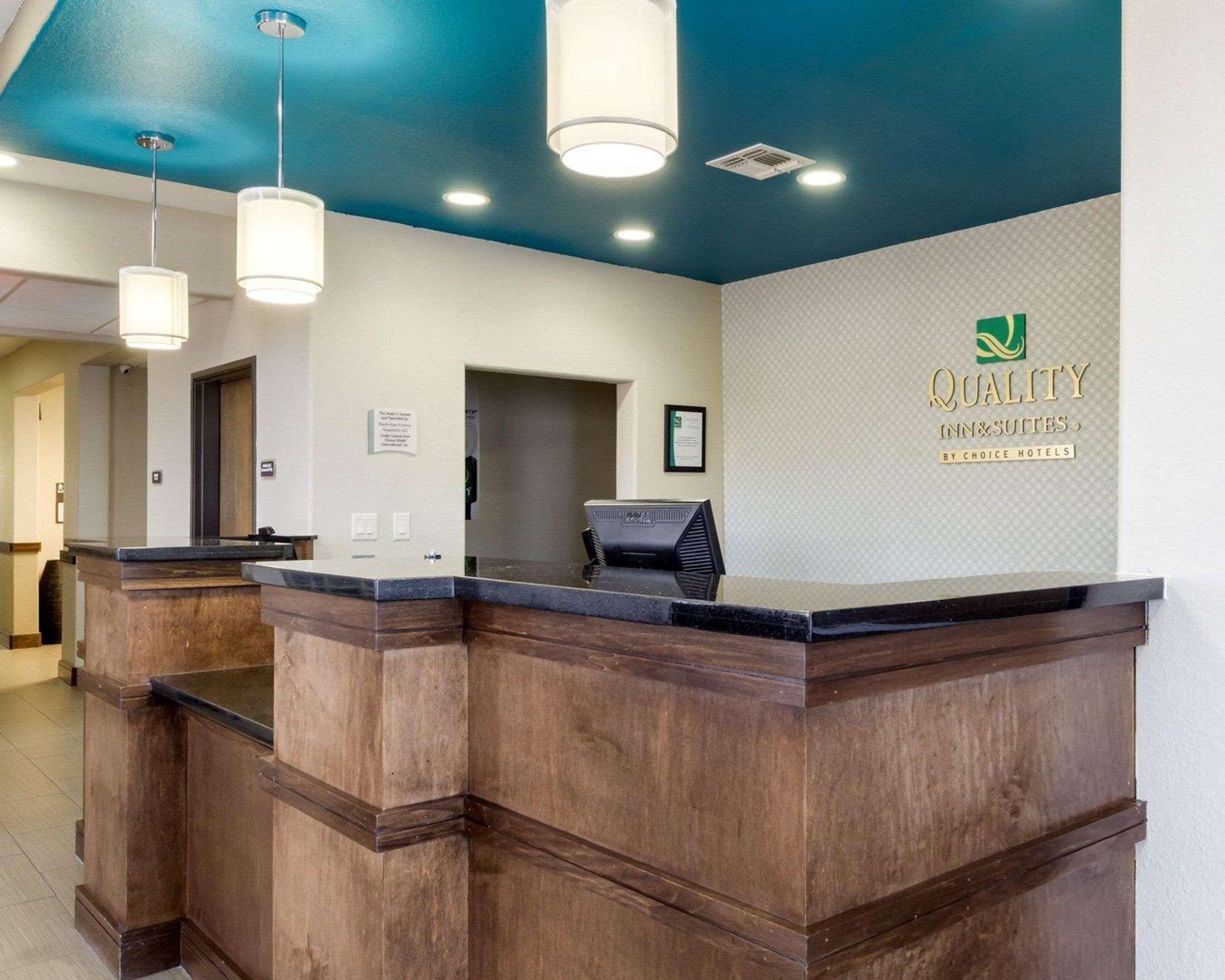 Quality Inn & Suites Victoria East Экстерьер фото