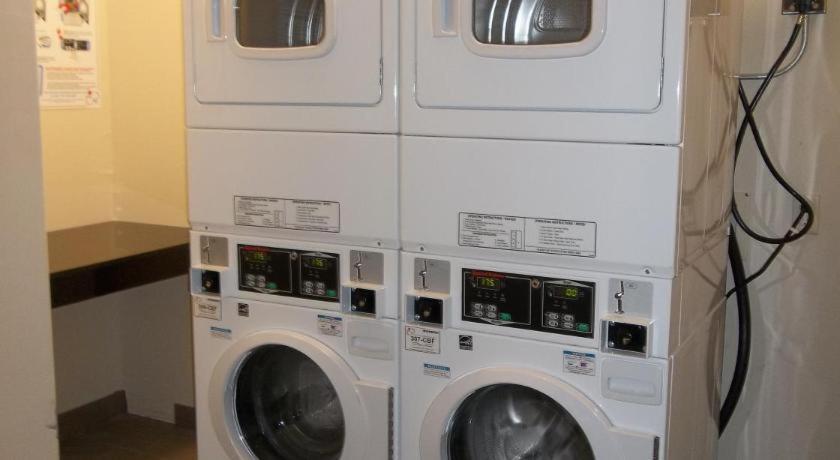 Quality Inn & Suites Victoria East Экстерьер фото