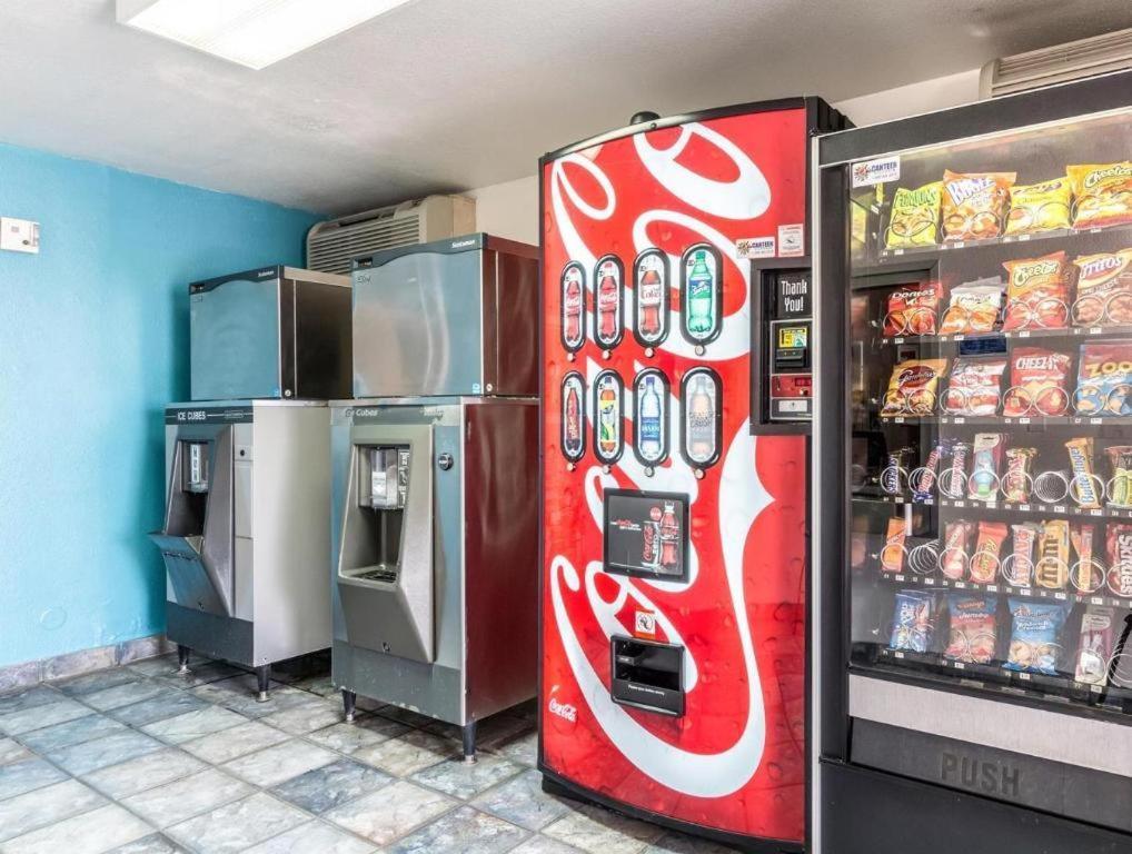 Quality Inn & Suites Victoria East Экстерьер фото