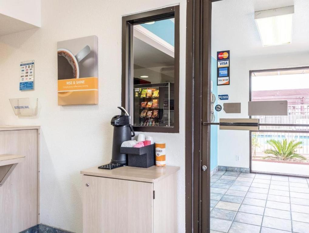 Quality Inn & Suites Victoria East Экстерьер фото
