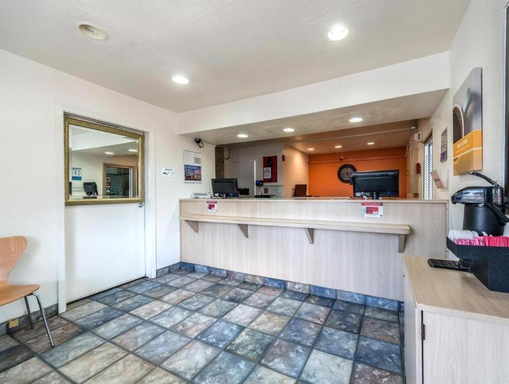 Quality Inn & Suites Victoria East Экстерьер фото