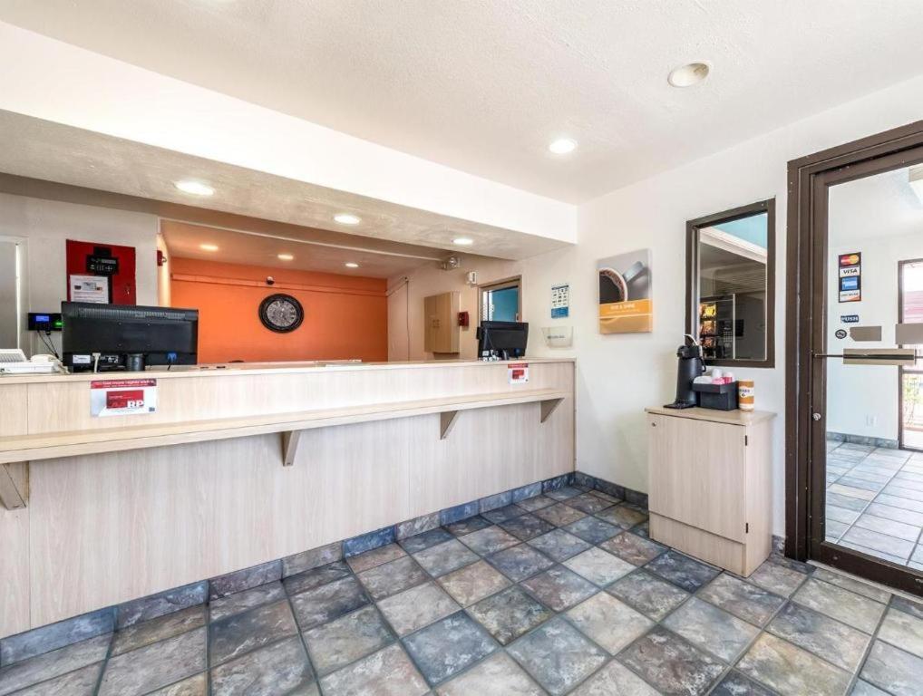 Quality Inn & Suites Victoria East Экстерьер фото