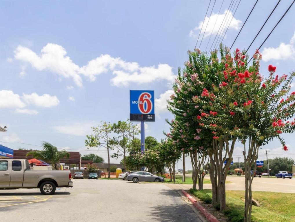 Quality Inn & Suites Victoria East Экстерьер фото