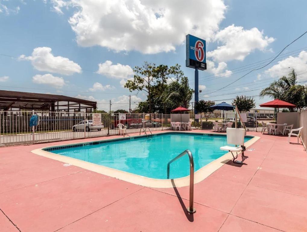 Quality Inn & Suites Victoria East Экстерьер фото