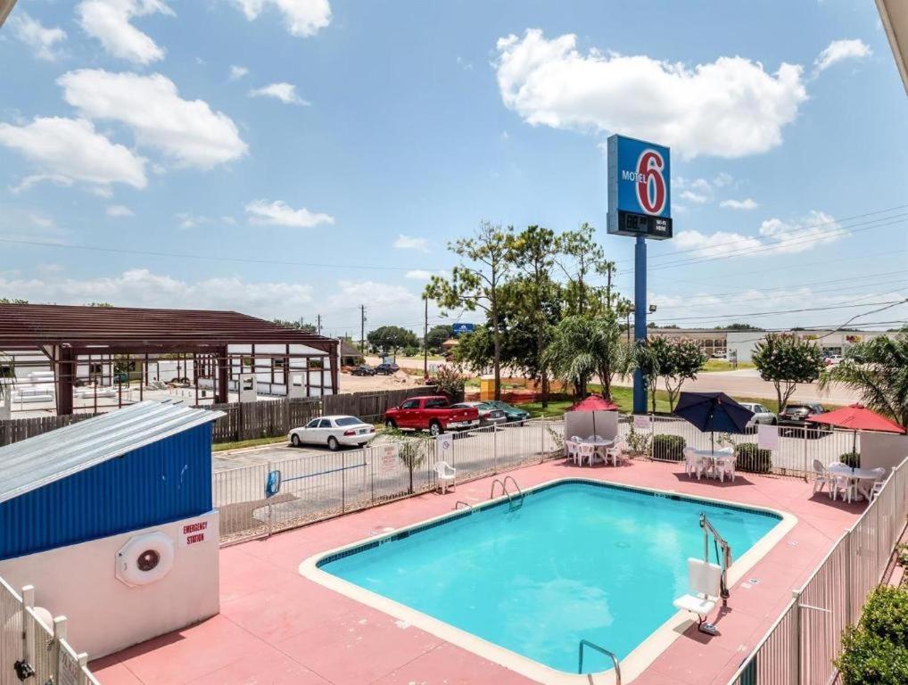 Quality Inn & Suites Victoria East Экстерьер фото